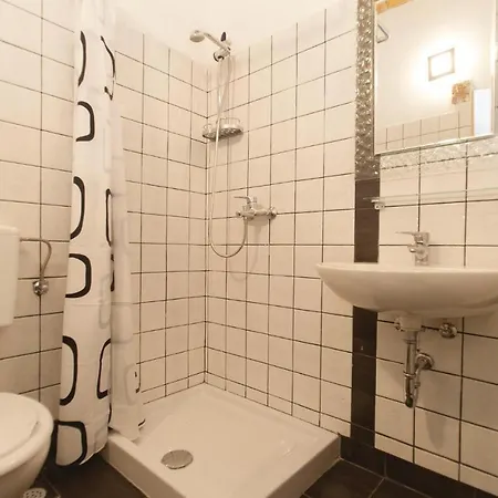 4 Bedroom Pet Friendly In *