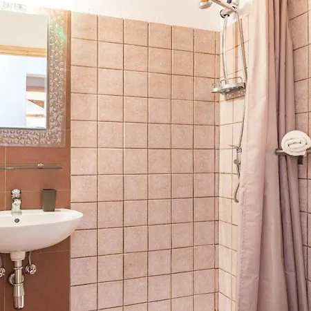 4 Bedroom Pet Friendly In *